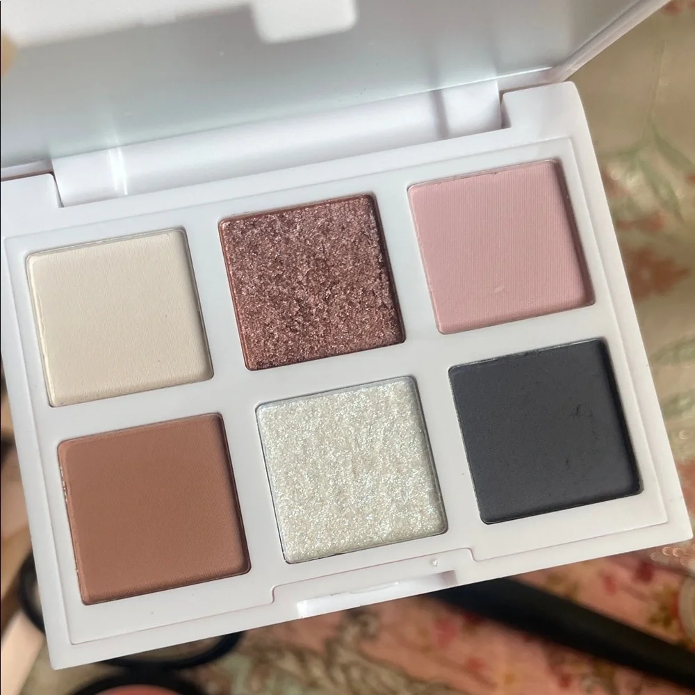 Luxury/Clean Beauty Makeup Bundle + Floral Drawstring Bag|NEW